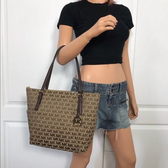 MICHAEL KORS LARGE SAFFIANO LEATHER SHOULDER TOTE - Picture 2 of 8